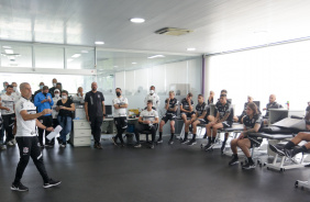 Sylvinho discursa para o elenco do Corinthians durante reapresentao para temporada 2022