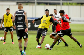 Joo Pedro, Luan, J, Roni, Fernando Lzaro e Gil em treino do Corinthians nesta sexta-feira