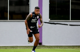 Paulinho em treino do Corinthians na manh desta sexta-feira
