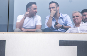 Vtor Pereira ao lado de seus companheiros da comisso tcnica no camarote da Neo Qumica Arena