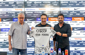Roberto de Andrade e Duilio Monteiro Alves entregaram camisa do Corinthians para Vtor Pereira
