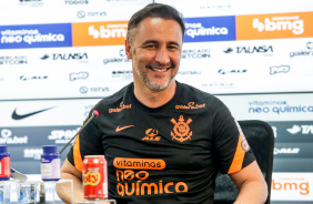 Vtor Pereira sorri em apresentao no Corinthians