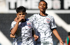 Luiz Fernando e Vitinho comemorando vitria do Corinthians