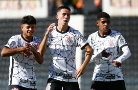 Luiz Fernando, Kauan e Gui Nego comemorando um dos gols do Corinthians