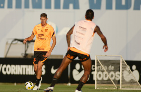 Alemo e Paulinho durante treino do Corinthians