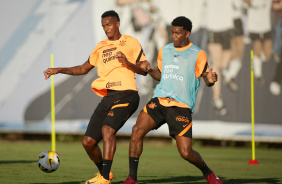 J e Gil em disputa de bola durante treino do Corinthians