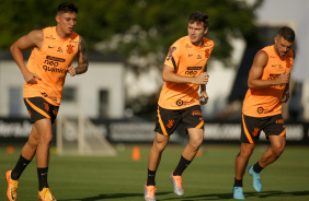 Mantuan, Lucas Piton e Jnior Mooraes durante treino do Corinthians