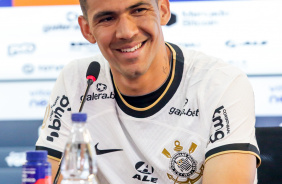 Balbuena sorri em apresentao no Corinthians