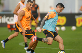 Jnior Moraes e Fagner nesta quinta-feira, na preparao para encarar o Athletico Paranaense