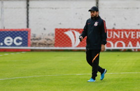 Arthur Elias no comando de sua equipe no treinamento para a segunda partida na Libertadores