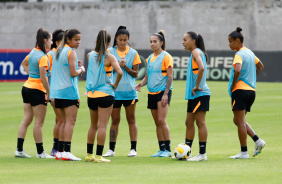 Atletas do Corinthians reunidas durante treinamento para a segunda partida da Libertadores Feminina