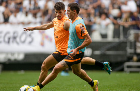 Rafael Ramos e Mateus Vital durante treino aberto do Corinthians