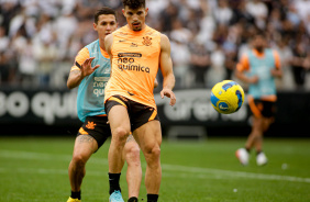 Rafael Ramos e Mateus Vital durante treino aberto do Corinthians