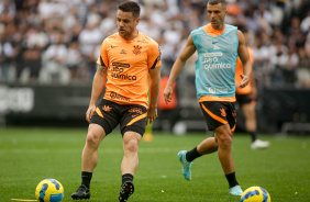 Ramiro e Jnior Moraes durante treino aberto do Corinthians