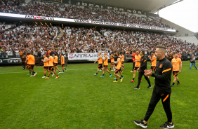 Vtor Pereira e atletas do Corinthians agradecendo a Fiel por presena no treino aberto