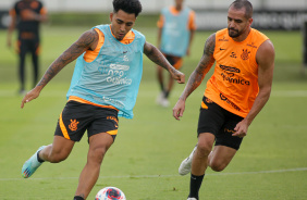 Du Queiroz e Renato Augusto em ao no treino do Corinthians