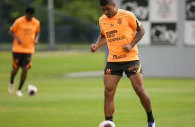 Paulinho em ao no treino do Corinthians