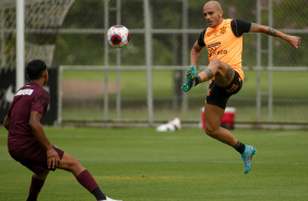 Fbio Santos fazendo um passe pelo alto durante jogo-treino contra a Ferroviria