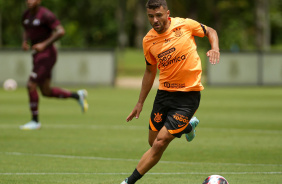 Jnior Moraes correndo com a bola em seu domnio durante jogo-treino contra a Ferroviria