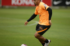 Matheus Bidu fazendo um gesto junto  bola em jogo-treino contra a Ferroviria