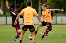 Rger Guedes fazendo um drible em jogo-treino contra a Ferroviria; Giuliano aparece de costas