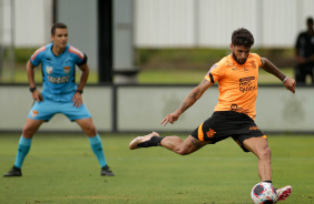 Yuri Alberto cobrando o pnalti que culminou no gol do Corinthians no jogo-treino