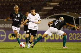 Breno Bidon driblando o adversrio durante estreia do Corinthians na Copinha 2023