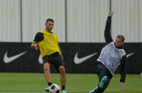 Jnior Moraes e Rger Guedes durante treino do Corinthians no CT Joaquim Grava