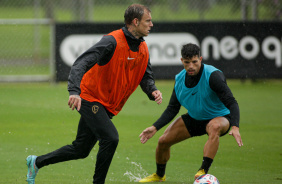 Rger Guedes e Rafael Ramos durante treino do Corinthians no CT Joaquim Grava