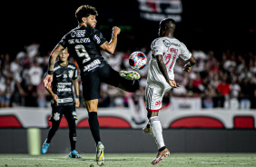 Yuri Alberto disputando a bola com marcador do So Paulo