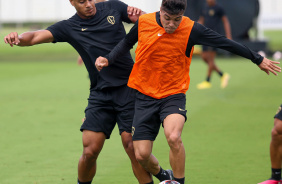Roni e Murillo disputando bola durante atividade no CT Joaquim Grava