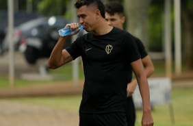 Cantillo durante treino do Corinthians com bola