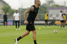 Renato Augusto durante treino do Corinthians com bola