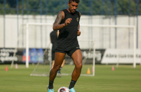 Paulinho em ao no treino do Corinthians de olho no jogo contra o Santo Andr