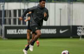 Gil correndo junto  bola durante treino matinal do Corinthians