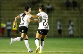 Fernanda e Luana comemorando o gol marcado contra o Athletico-PR