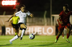 Luana correndo com a bola em seu domnio em embate contra o Athletico-PR