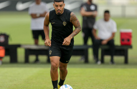 Matheus Bidu corre com a bola em treino do Corinthians antes de viagem ao Uruguai