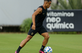 Pedrinho, ou Pedro, corre em treino do Corinthians antes de viagem ao Uruguai