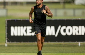 Yuri Alberto corre em treino do Corinthians antes de viagem ao Uruguai