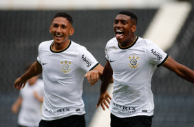 Renato e Felipe Augusto comemoram gol do Corinthians contra o Amrica-MG