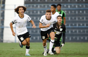 Ryan e Biro comemoram segundo gol do Corinthians na vitria contra o Amrica-MG