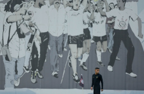 Adson no CT Joaquim Grava em frente ao mural do Mundial de Clubes de 2012