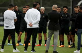 Danilo conversando com os jogadores do elenco profissional do Corinthians; Alessandro tambm aparece