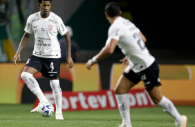 Gil e Giuliano durante jogo contra o Palmeiras pelo Brasileiro