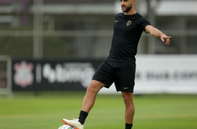 Jnior Moraes com a bola em seu domnio durante atividade no CT Joaquim Grava