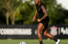 Paulinho em ao com a bola no treino do Corinthians