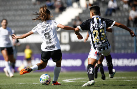 Jheniffer finalizando no jogo do Corinthians contra o Santos, pelo Brasileiro Feminino