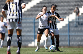 Luana em ao no clssico entre Corinthians e Santos, pelo Brasileiro Feminino