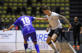 Beb encara marcador em jogo contra o Braslia pela Copa do Brasil de Futsal